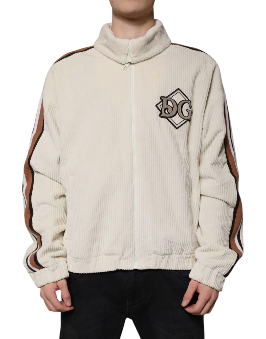 Veste en velours côtelé beige Dolce & Gabbana avec logo appliqué, fermeture éclair complète, style décontracté et élégant.