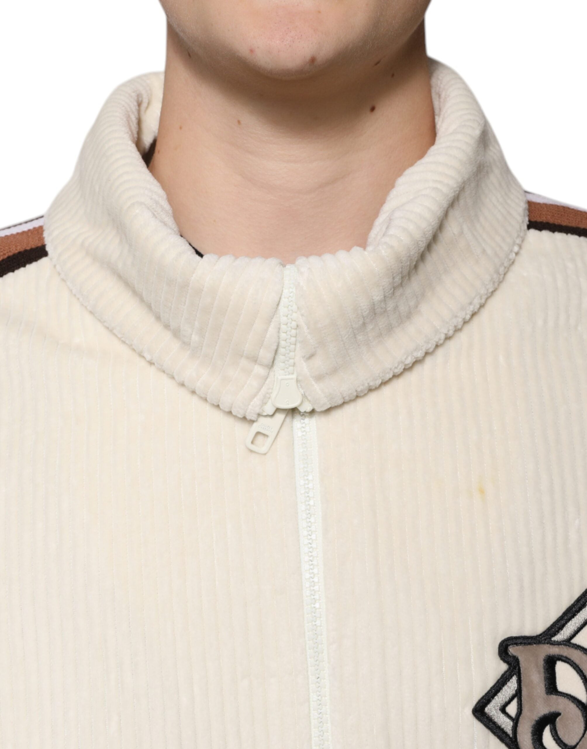Veste en velours côtelé beige Dolce & Gabbana avec logo appliqué, fermeture éclair complète, style décontracté et élégant.