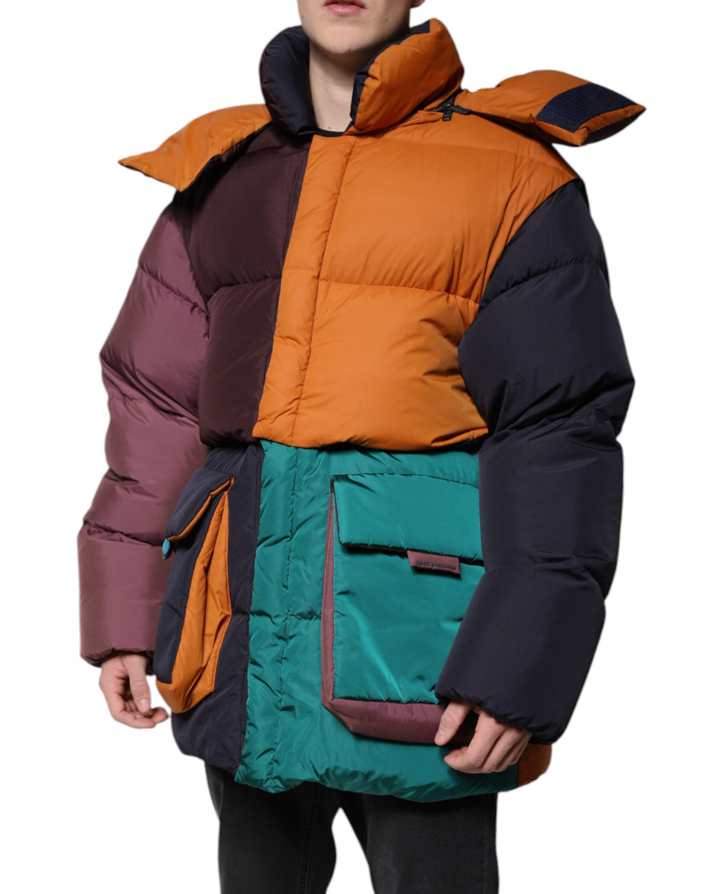 Veste matelassée à capuche Dolce & Gabbana multicolore, style puffer, avec design chaud et tendance, visible en gros plan.