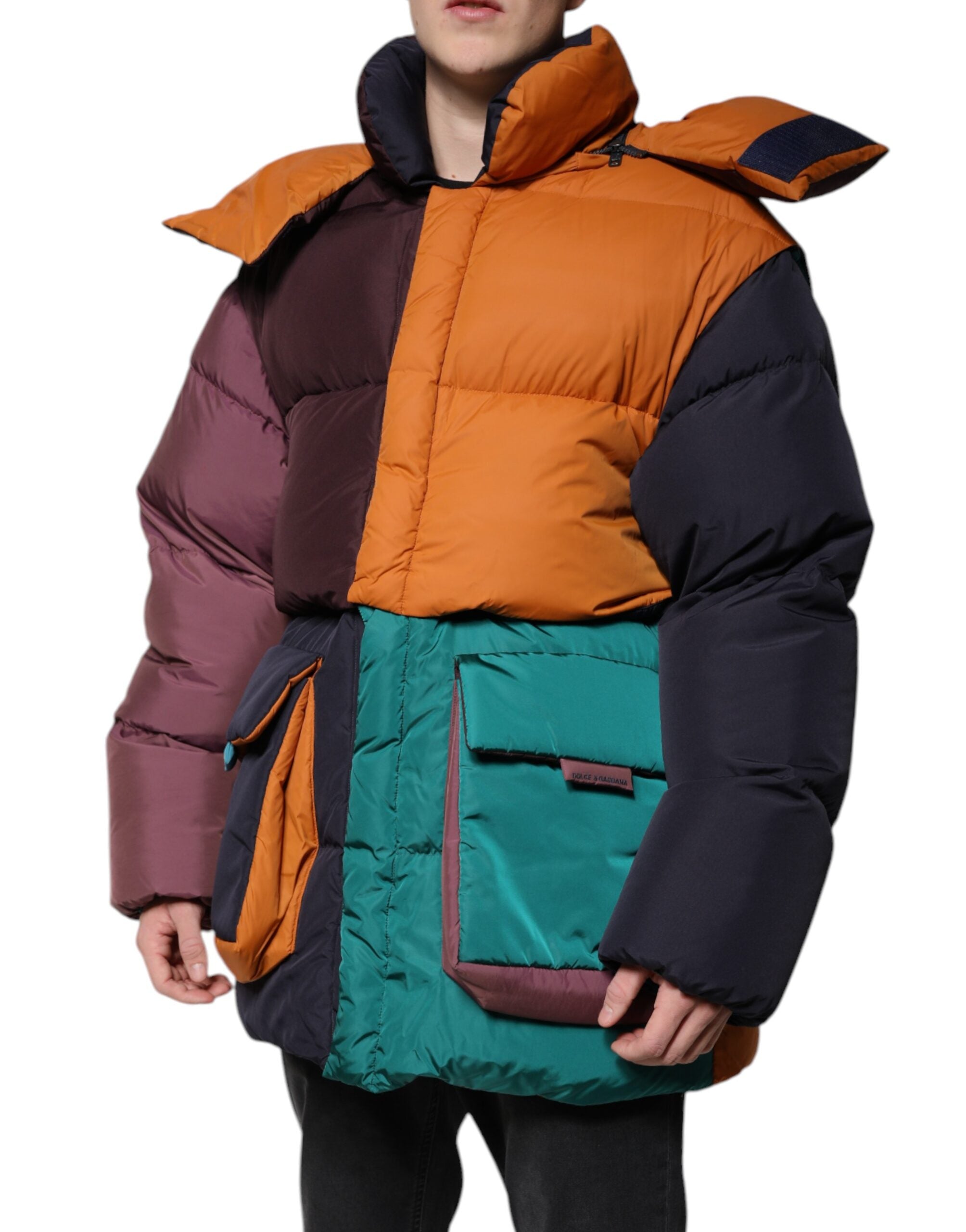 Veste matelassée à capuche Dolce & Gabbana multicolore, style puffer, avec design chaud et tendance, visible en gros plan.