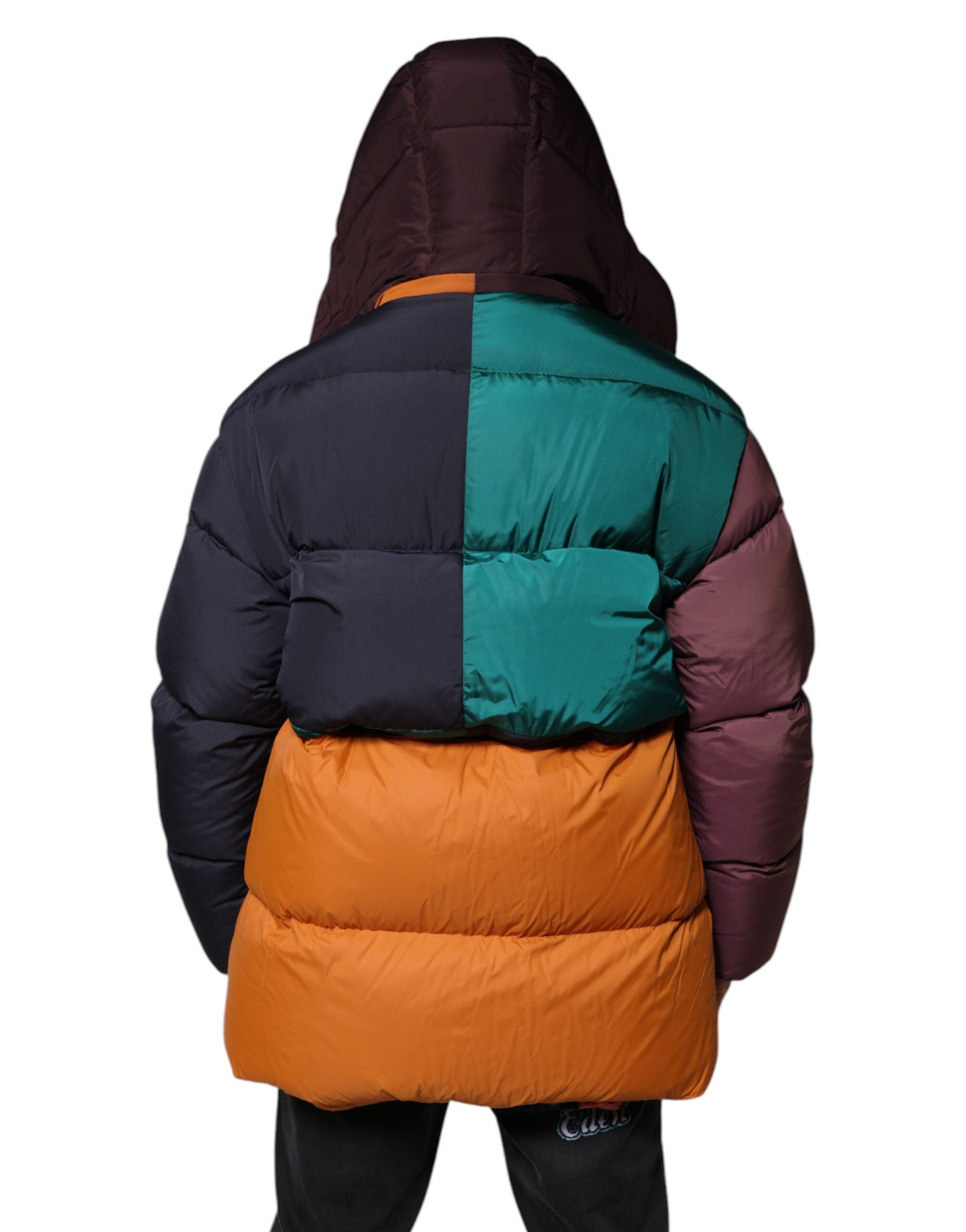 Doudoune matelassée multicolore à capuche de Dolce & Gabbana, style puffer chaud et tendance, vue de face.