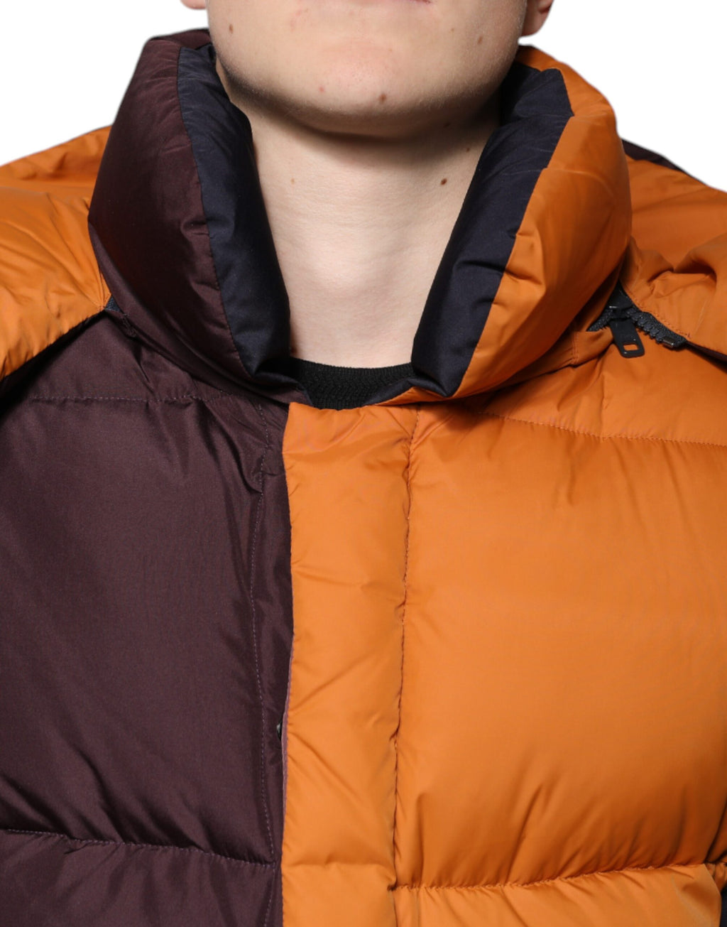 Veste matelassée multicolore à capuche Dolce & Gabbana, style puffer, avec couture en relief et fermeture éclair.