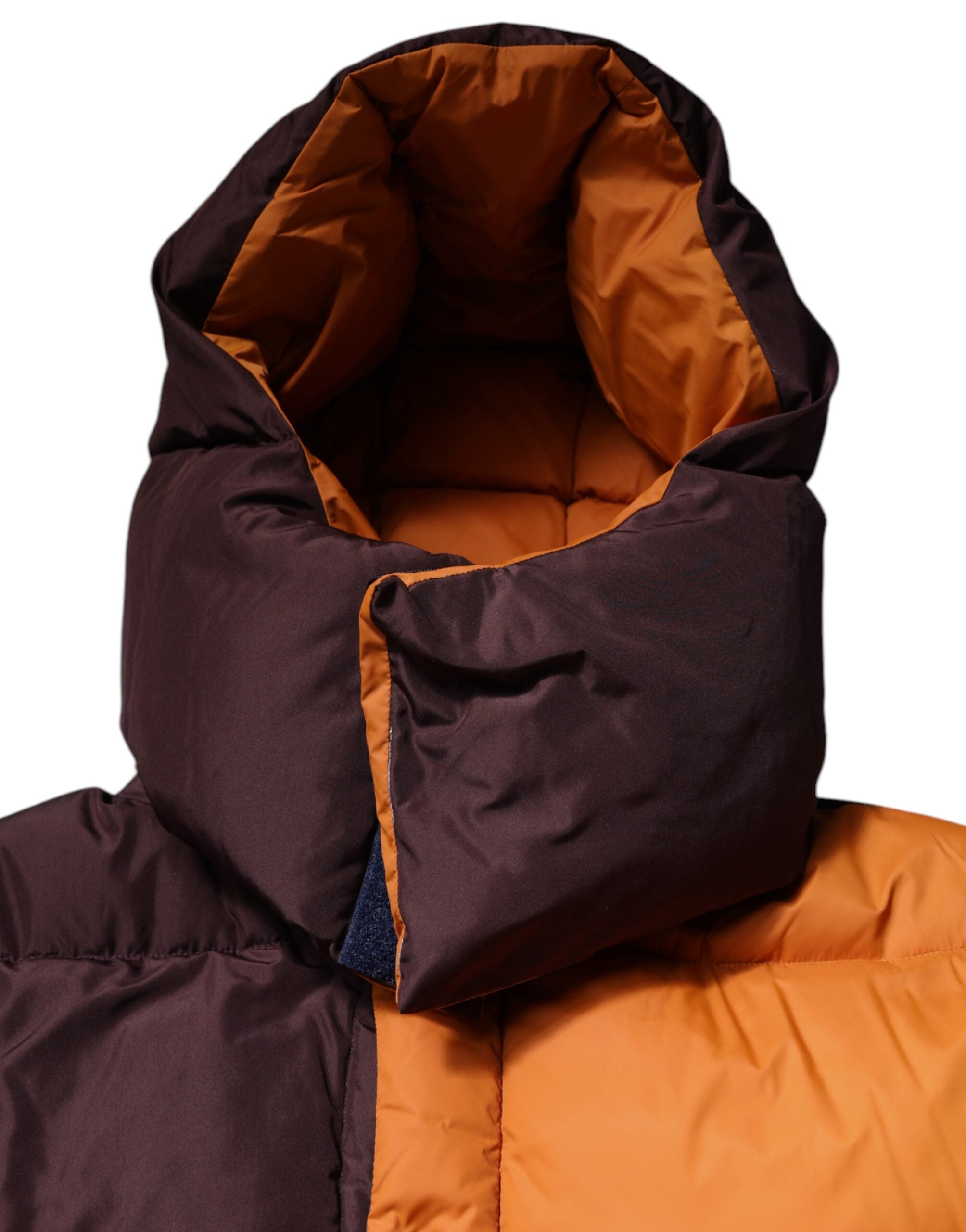Veste matelassée multicolore à capuche Dolce & Gabbana, style puffer chaud et tendance, avec design coloré et tissu rembourré.