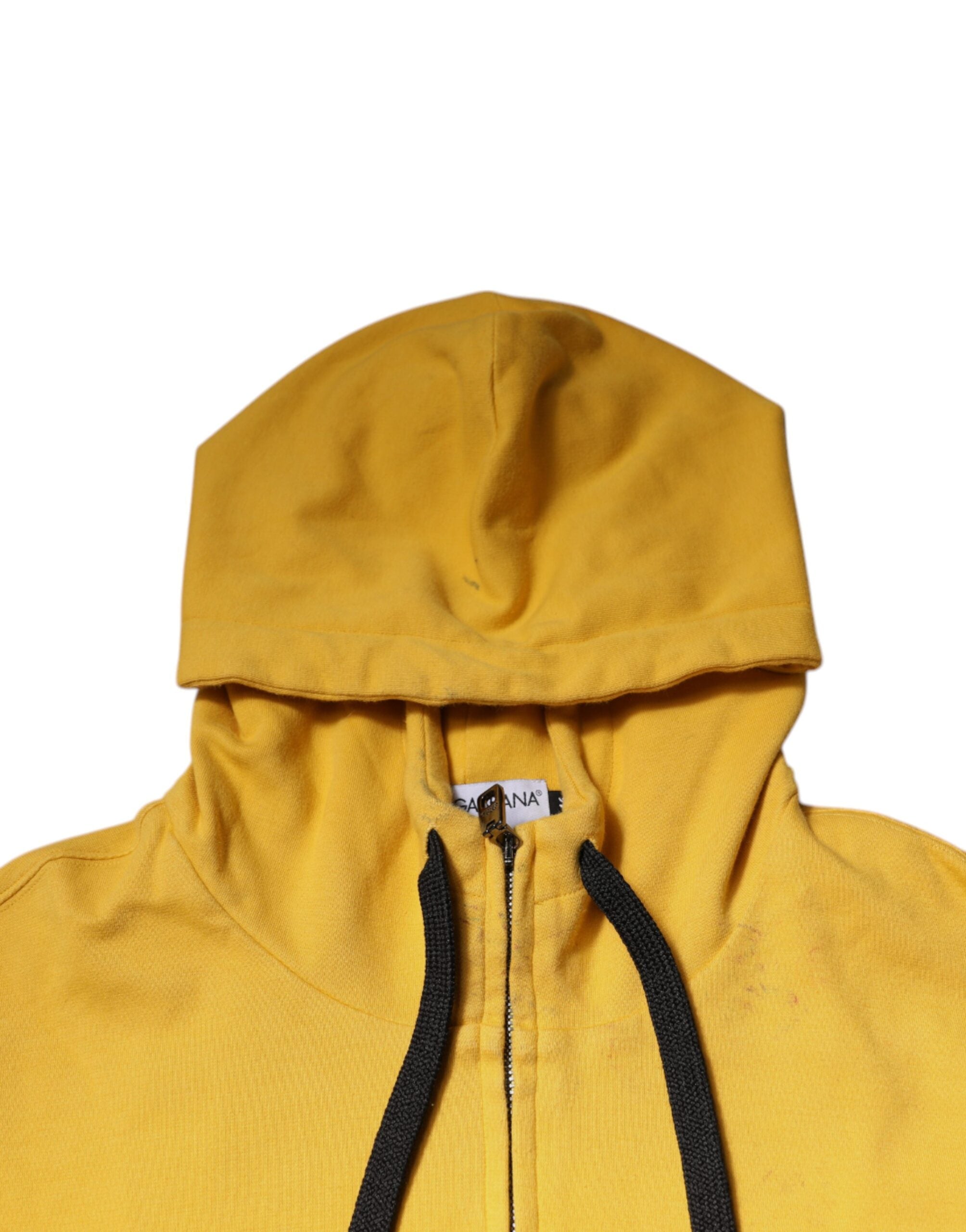 Sweat à capuche Dolce & Gabbana jaune avec logo, fermeture éclair complète, pull en coton doux, porté sur un mannequin.