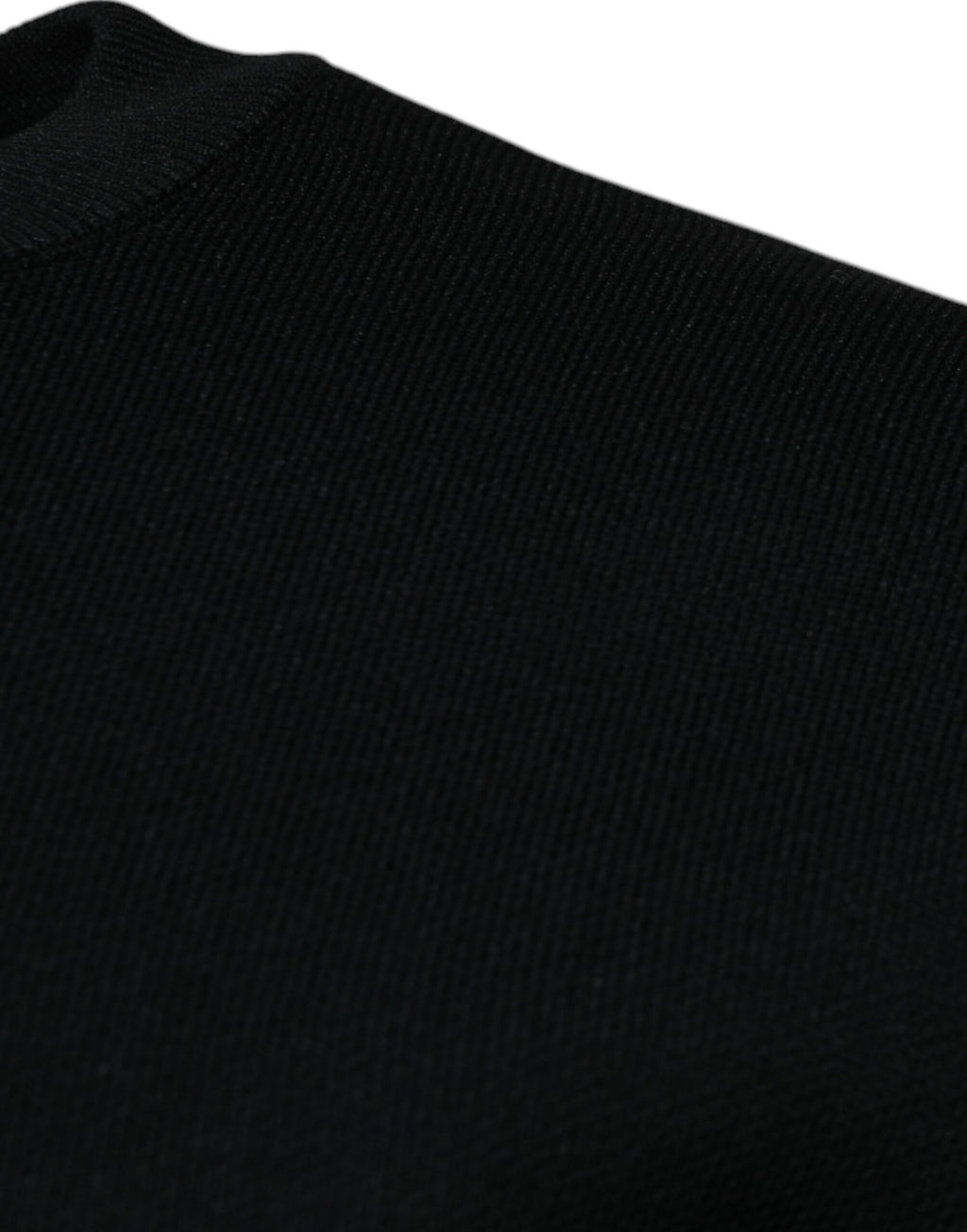 Pull à col rond noir en nylon Dolce & Gabbana avec logo, visible en gros plan, détails du tissu et design élégant.