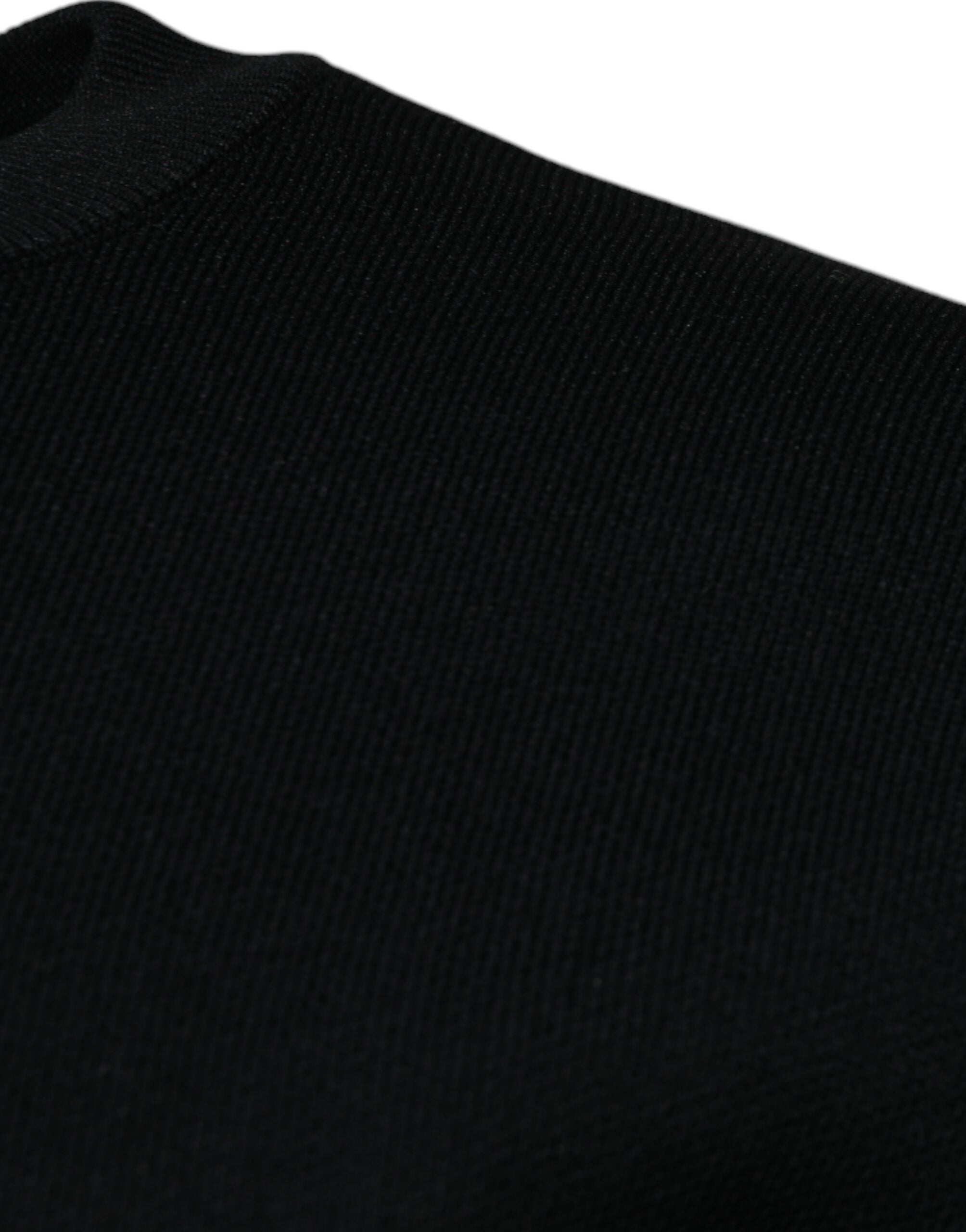 Pull à col rond noir en nylon Dolce & Gabbana avec logo, visible en gros plan, détails du tissu et design élégant.