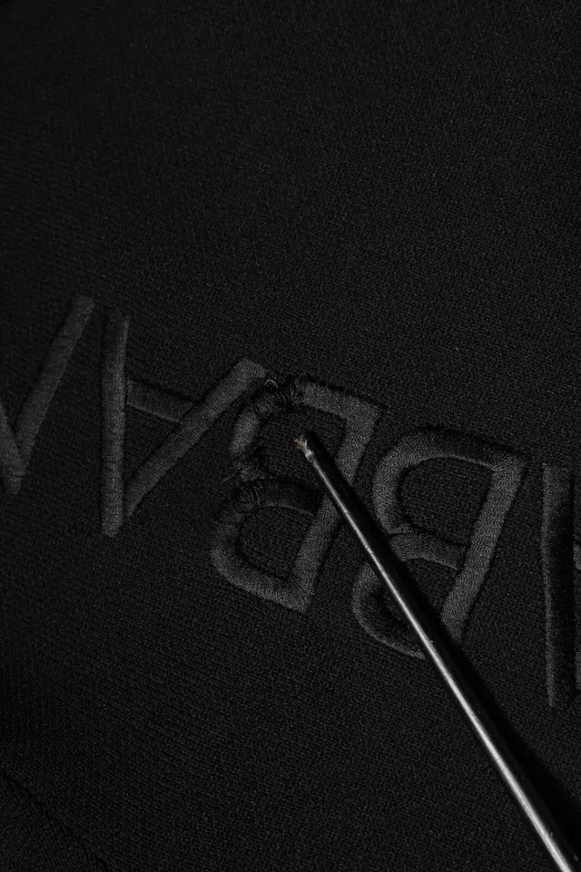 Pull noir en nylon Dolce & Gabbana avec logo, col ras du cou, pull-over élégant et décontracté, vue de face.