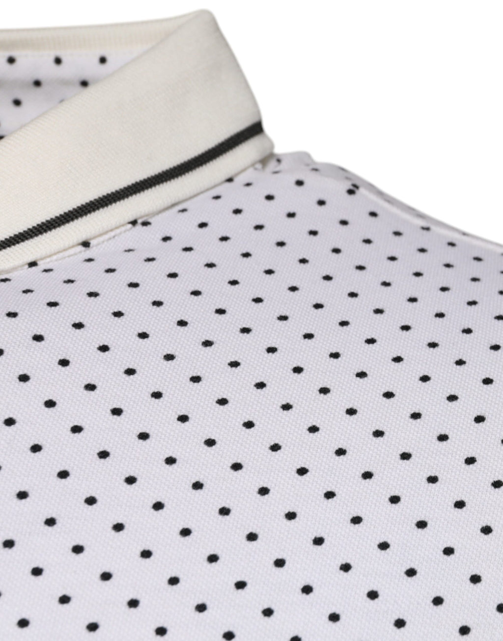 T-shirt polo blanc à pois en coton Dolce & Gabbana avec col, détails élégants et motif à pois sur le devant.
