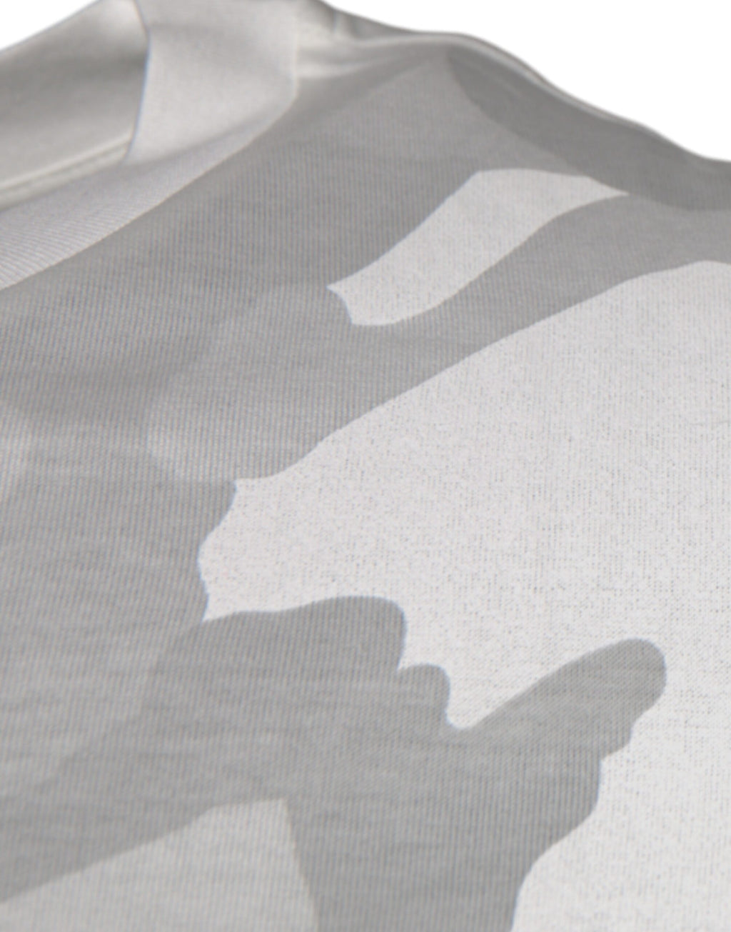T-shirt blanc et gris camouflage en coton Dolce & Gabbana avec col rond, vue de face.