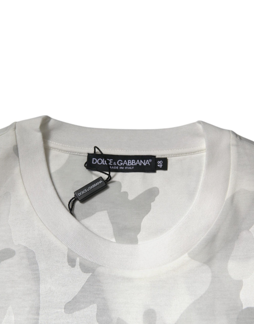 T-shirt blanc et gris camouflage en coton Dolce & Gabbana avec col rond, vue de face.