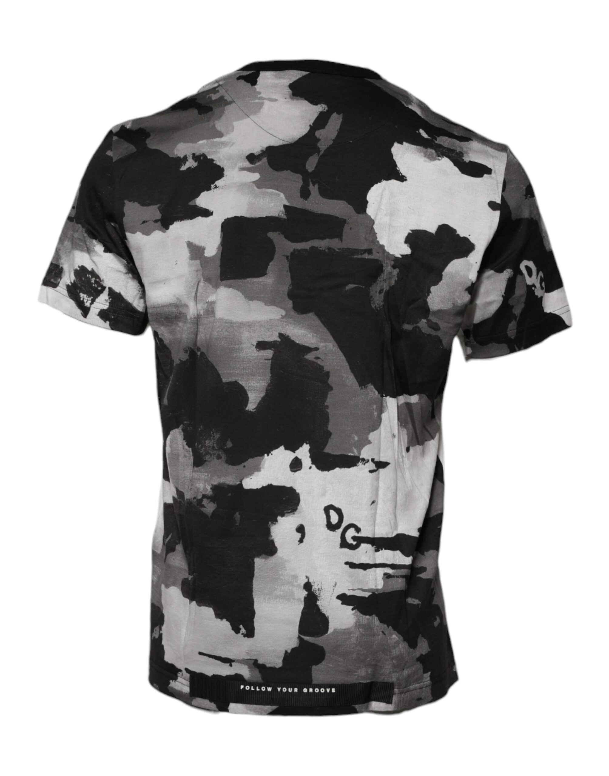 T-shirt Dolce & Gabbana à col rond multicolore avec motif camouflage, en coton, porté sur un mannequin.