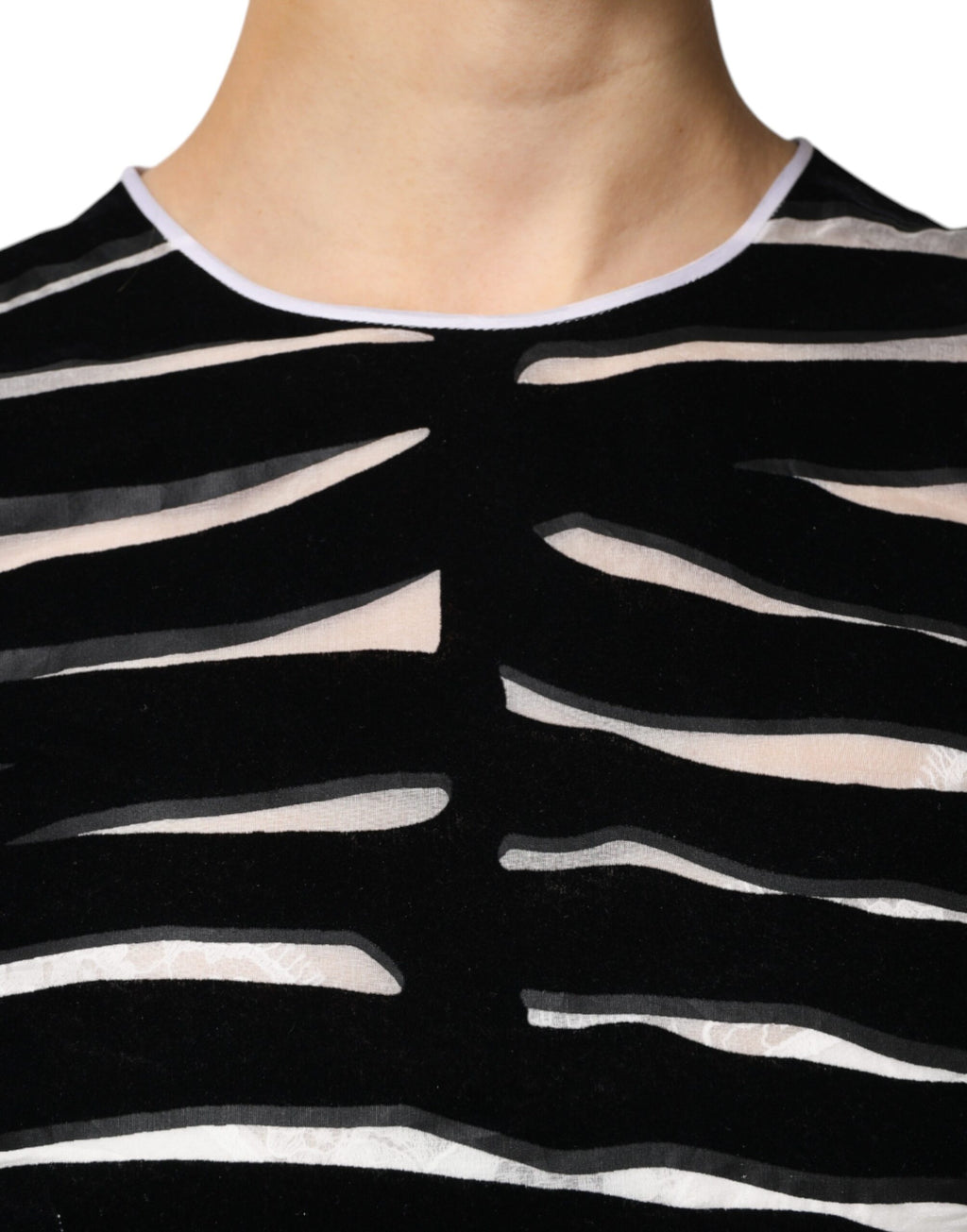 Robe courte Dolce & Gabbana en noir et blanc avec motif zèbre, coupe cintrée en forme de tube, style élégant et moderne.