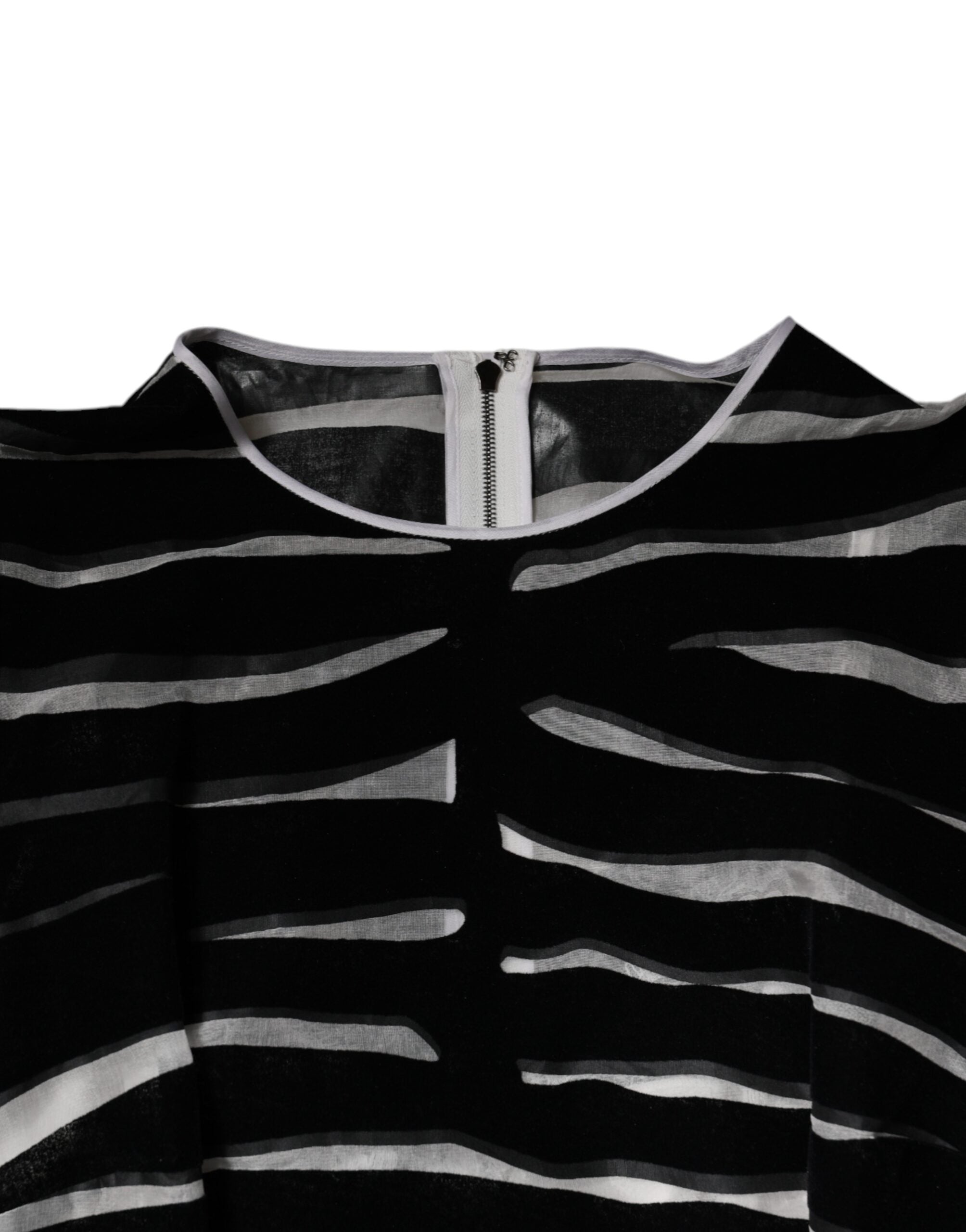 Robe courte Dolce & Gabbana à motif zèbre noir et blanc, coupe cintrée et style trapèze, pour une allure élégante.