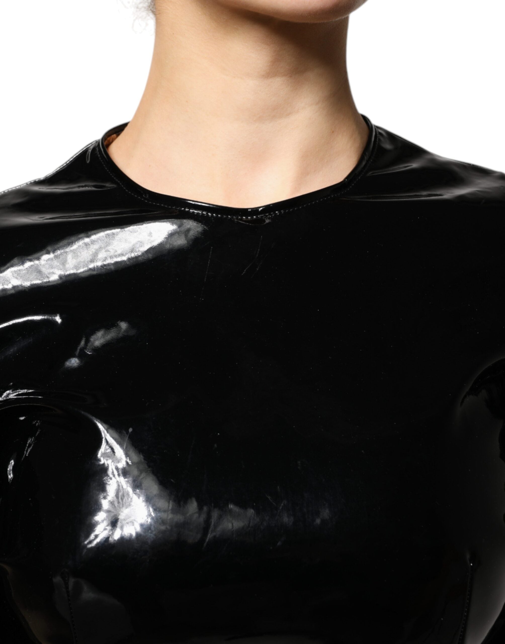 Robe courte en cuir brillant noir Dolce & Gabbana avec manches bouffantes et style élégant, vue de face.