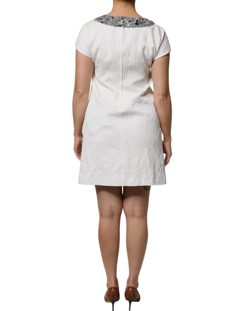 Robe courte en jacquard brocart blanc Dolce & Gabbana ornée de cristaux scintillants, élégante et sophistiquée.