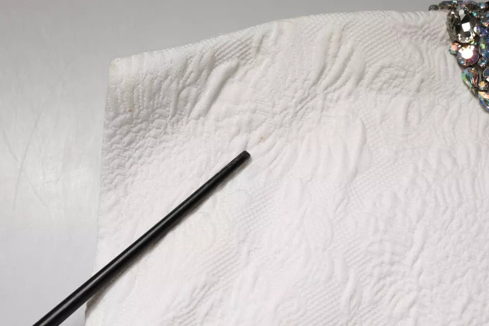 Robe courte en jacquard brocard blanc avec cristaux, créée par Dolce & Gabbana, élégante et ornée de détails brillants.