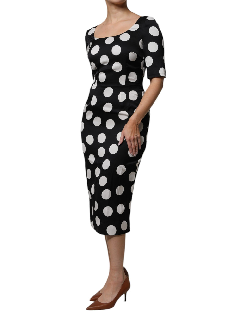 Robe midi en soie à pois noirs et blancs de Dolce & Gabbana, coupe ajustée et élégante pour femme.