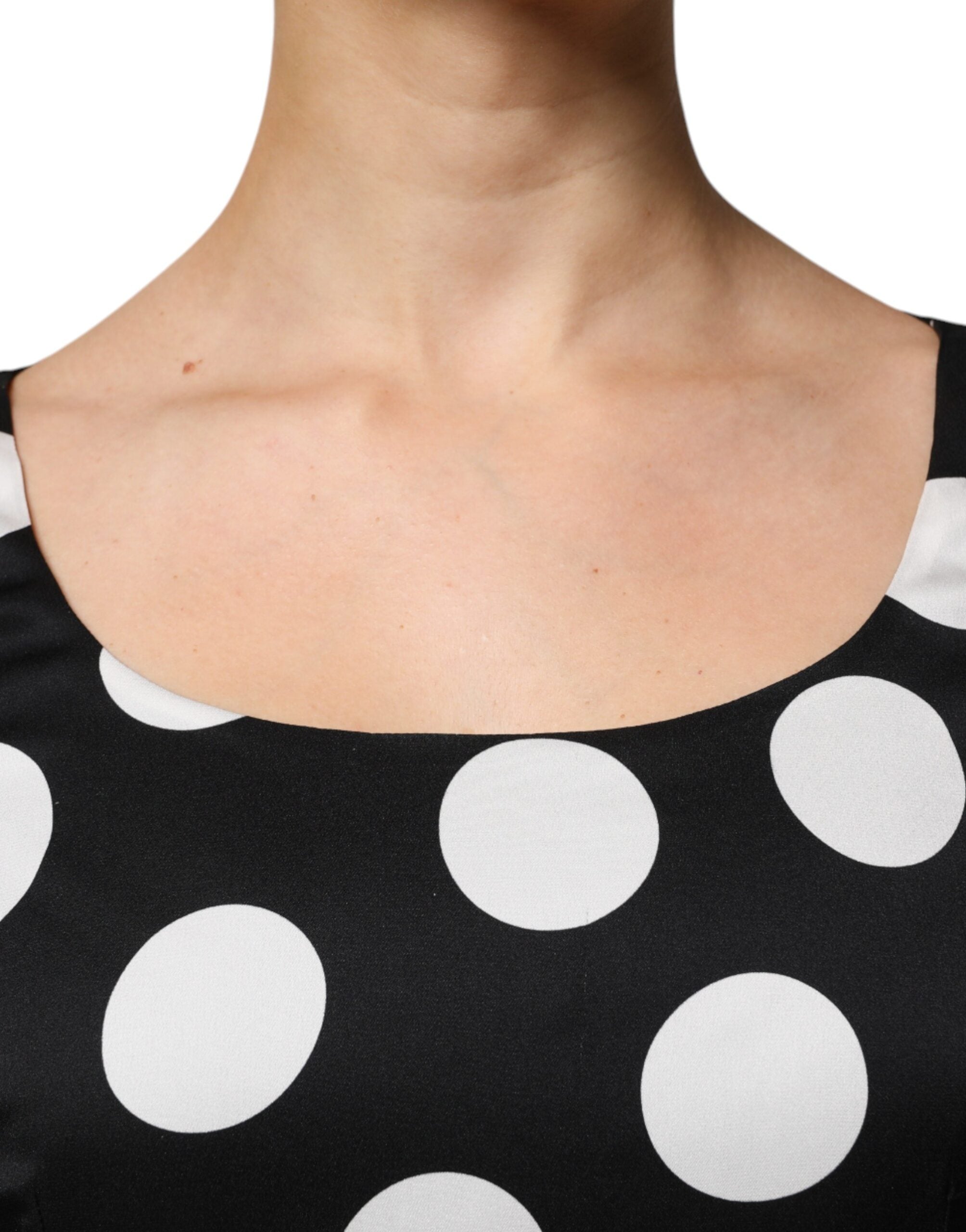 Robe midi en soie noire et blanche à pois de Dolce & Gabbana, coupe ajustée, élégante et fluide, idéale pour les occasions formelles.