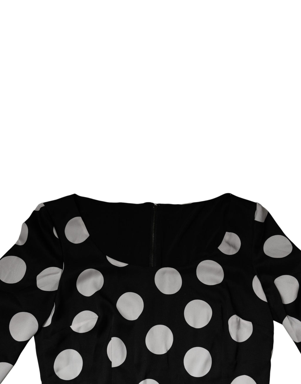 Robe midi en soie noire et blanche à pois de Dolce & Gabbana, coupe ajustée, style élégant et sophistiqué.