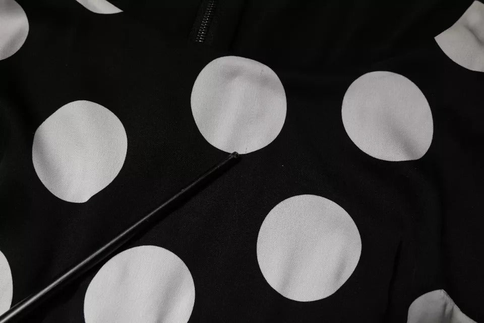 Robe midi en soie noire et blanche à pois de Dolce & Gabbana, coupe ajustée et élégante, vêtement féminin sophistiqué.