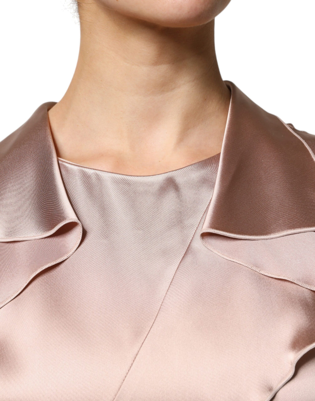 Robe courte en satin rose Emporio Armani à manches longues et coupe portefeuille, élégante et sophistiquée.