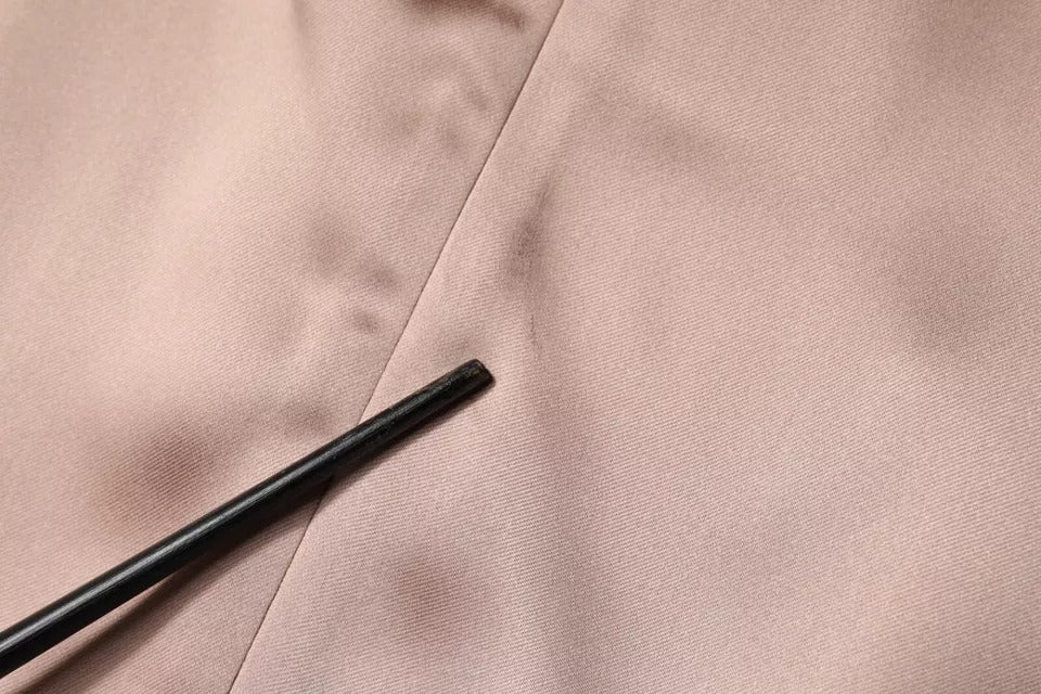 Robe courte en satin rose Emporio Armani à manches longues, coupe portefeuille et style robe fourreau élégante.