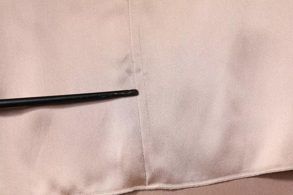 Robe courte en satin rose Emporio Armani à manches longues et coupe portefeuille, élégante et sophistiquée.