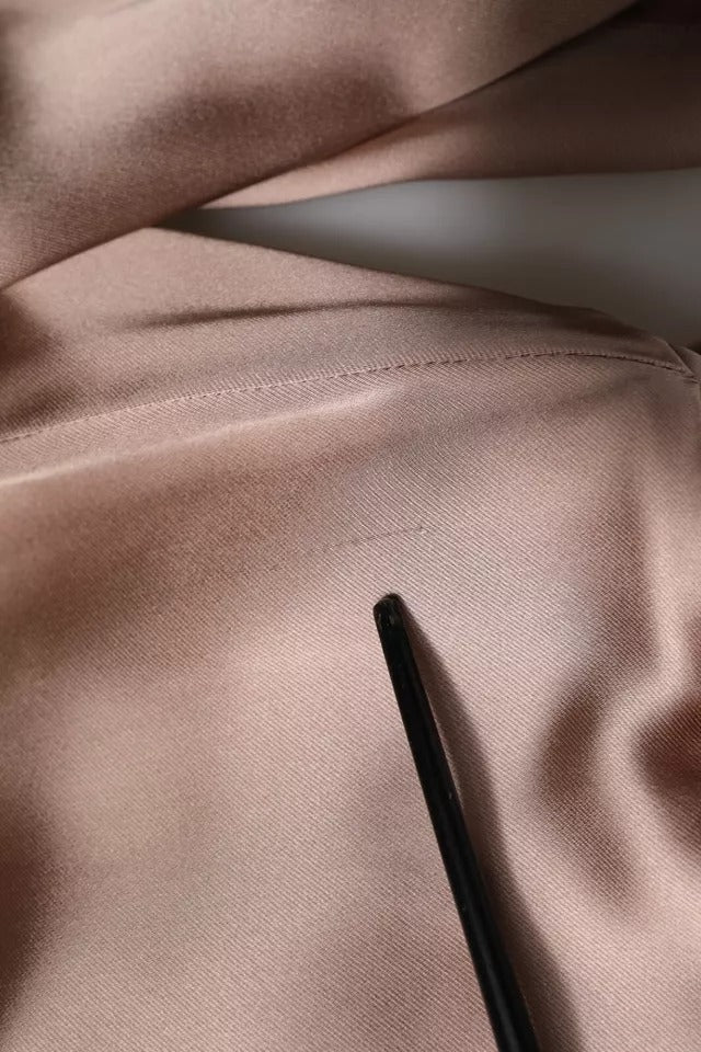 Robe courte en satin rose Emporio Armani avec manches longues et coupe portefeuille, élégante et sophistiquée.