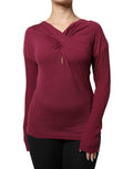 Pull en maille Roberto Cavalli couleur bordeaux avec décolleté en forme de clé, doux et élégant, porté sur un mannequin.