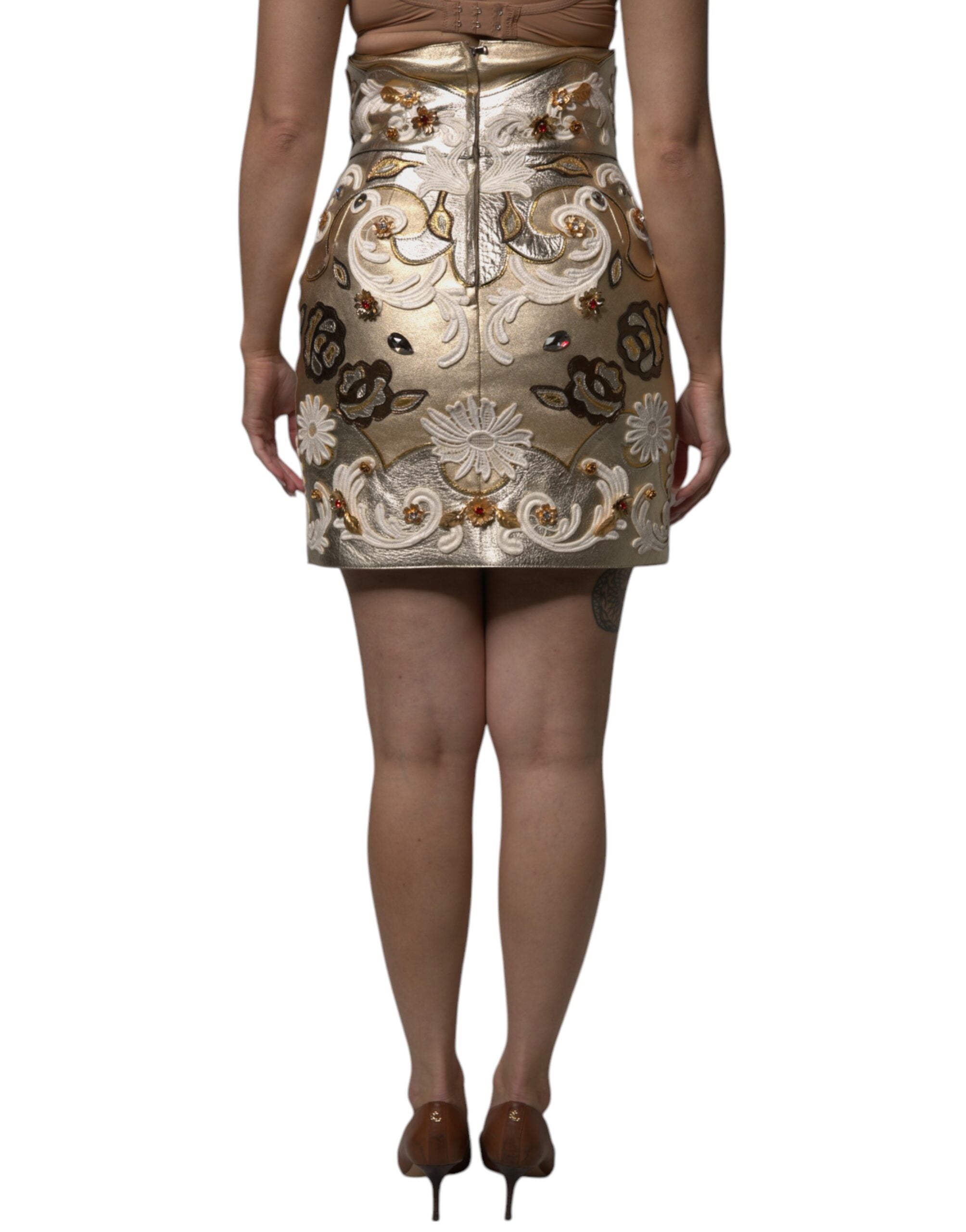 Jupe courte en jacquard doré Dolce & Gabbana avec embellissements, coupe évasée et style élégant.