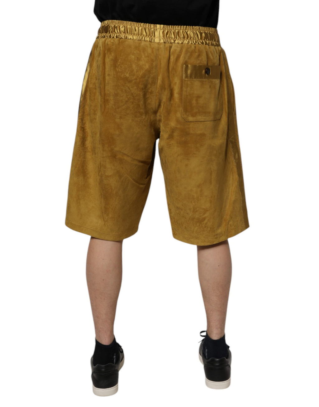 Shorts bermuda pour hommes en suède de veau brun de Dolce & Gabbana, style élégant et sophistiqué.