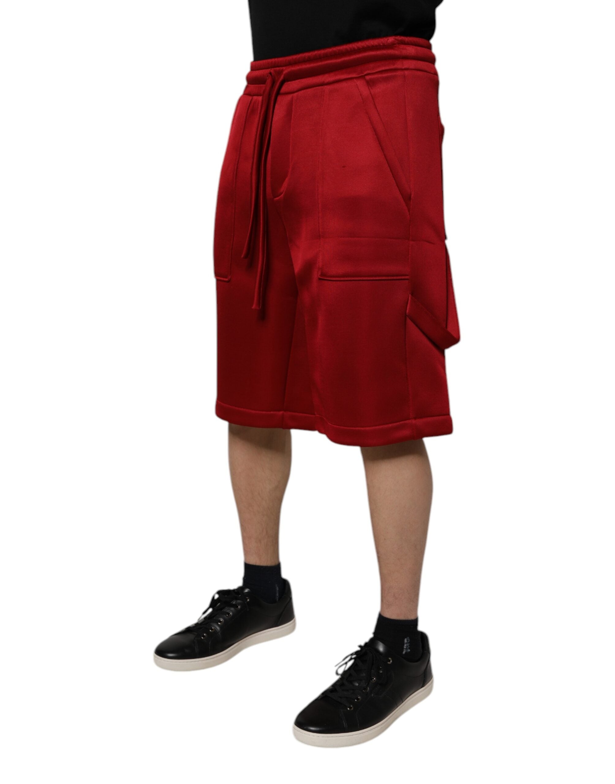 Shorts bermuda en viscose et nylon couleur bordeaux de Dolce & Gabbana, taille mi-haute, avec coupe élégante et détails modernes.
