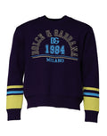 Sweat-shirt Dolce & Gabbana Blue 1984 Milano à col rond, en coton bleu avec logo brodé, porté sur mannequin.