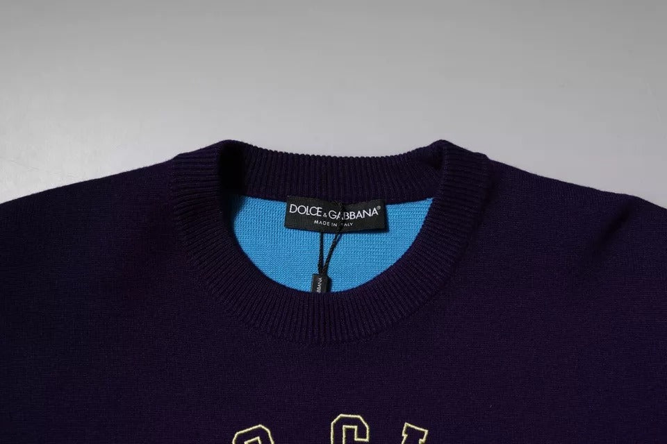Sweat-shirt Dolce & Gabbana Blue 1984 Milano à col rond, en coton avec logo brodé, porté sur mannequin.