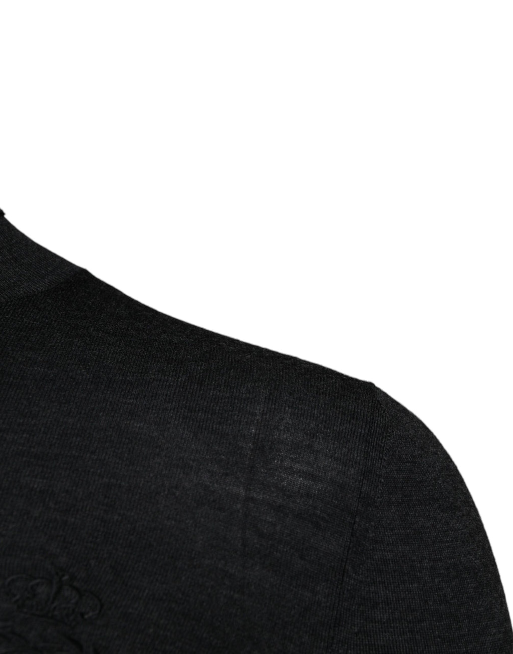 Pull à col roulé en laine noire Dolce & Gabbana, porté sur un mannequin, détails du tissu et coupe élégante visible.