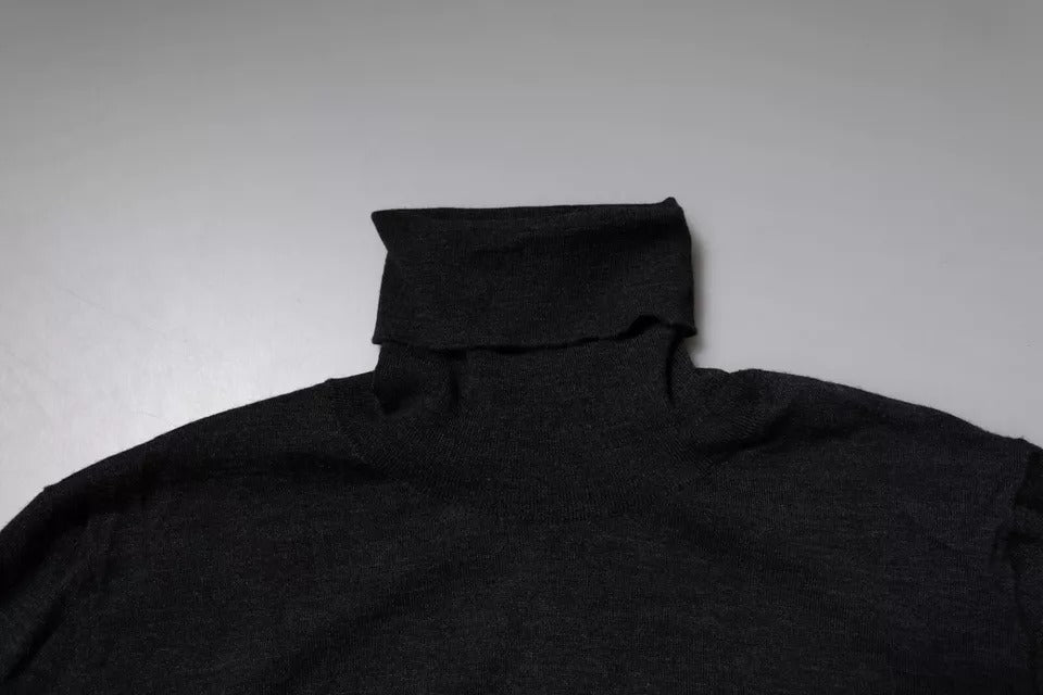 Pull noir en laine Dolce & Gabbana à col roulé, sweater chaud et élégant, porté sur un mannequin.