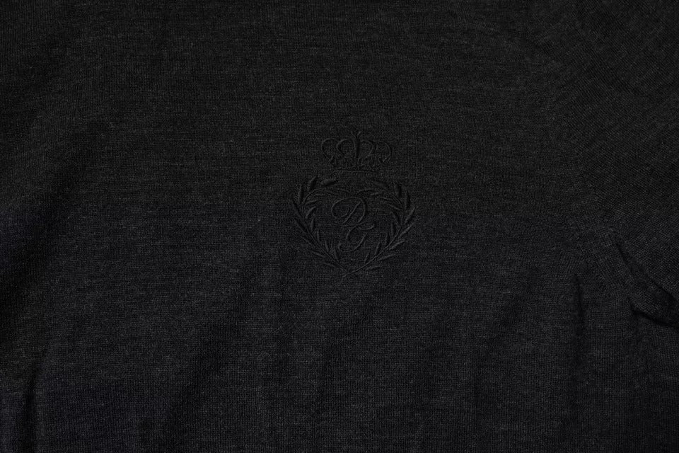 Pull en cachemire noir Dolce & Gabbana, col roulé, pull-over élégant en laine, vue de face sur fond blanc.