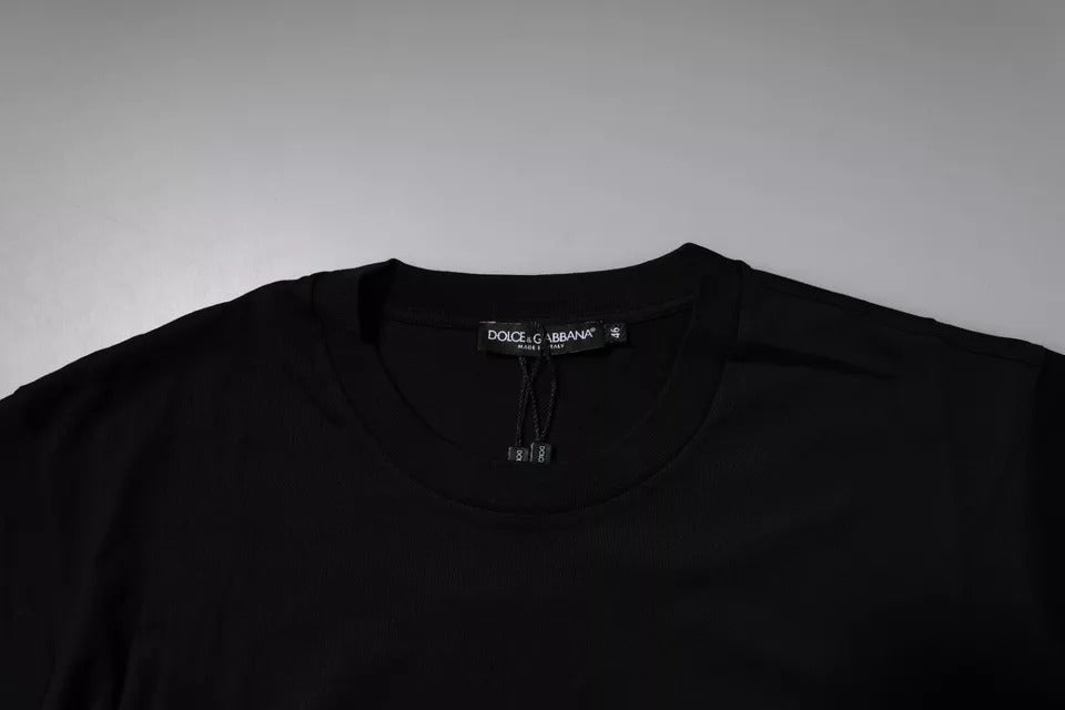 T-shirt noir en coton Dolce & Gabbana avec patch logo sur la poitrine, col rond et style décontracté.