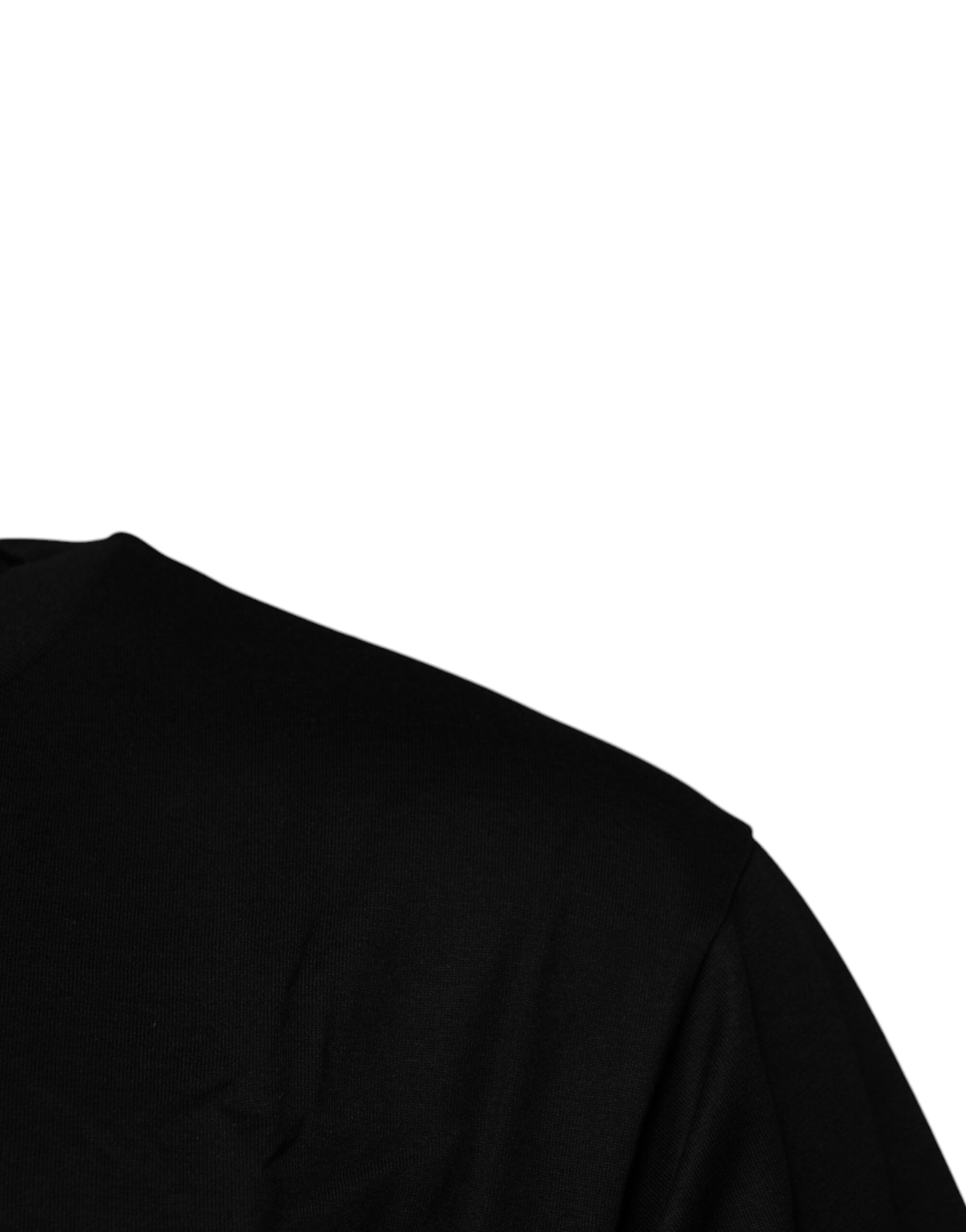T-shirt noir en coton Dolce & Gabbana avec logo brodé, col rond et design élégant, visible en gros plan.