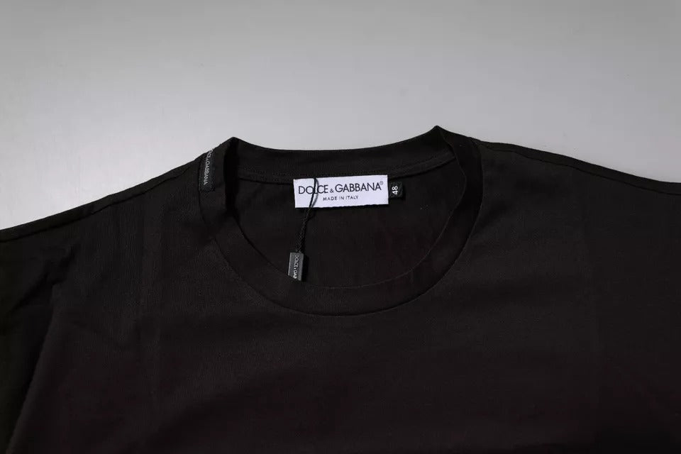 T-shirt à manches courtes Dolce & Gabbana en coton brun foncé avec logo, col rond, visible sur l’image.