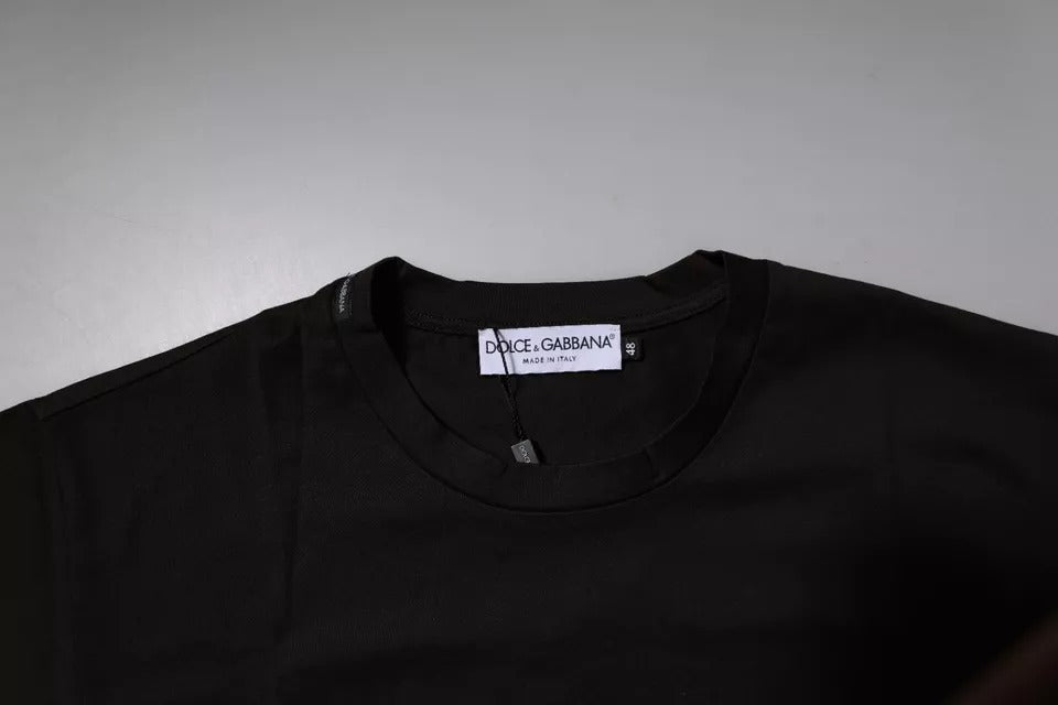 T-shirt en coton marron foncé avec logo Dolce & Gabbana, col rond, style décontracté, visible en gros plan.