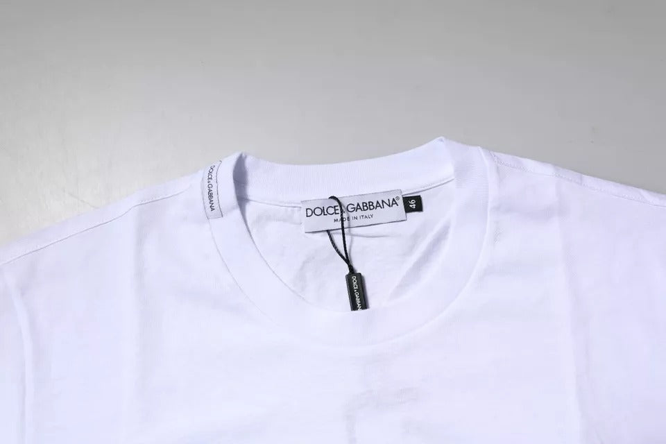 T-shirt blanc en coton Dolce & Gabbana avec logo en plaque, col rond et style décontracté visible sur l'image.