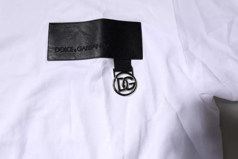 T-shirt à col rond en coton blanc Dolce & Gabbana avec écusson logo, style décontracté et élégant.