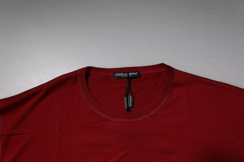 T-shirt blanc à col rond Dolce & Gabbana avec bande logo rouge en coton, style décontracté et moderne.