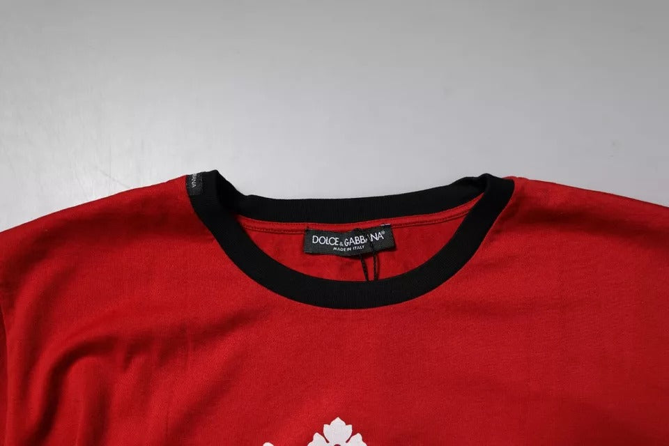 T-shirt en coton rouge Dolce & Gabbana avec logo de couronne, col rond, look décontracté, visible en gros plan.