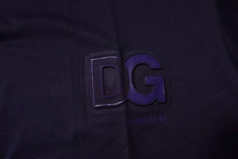 T-shirt en coton bleu marine Dolce & Gabbana avec logo DG, col rond, porté sur mannequin.