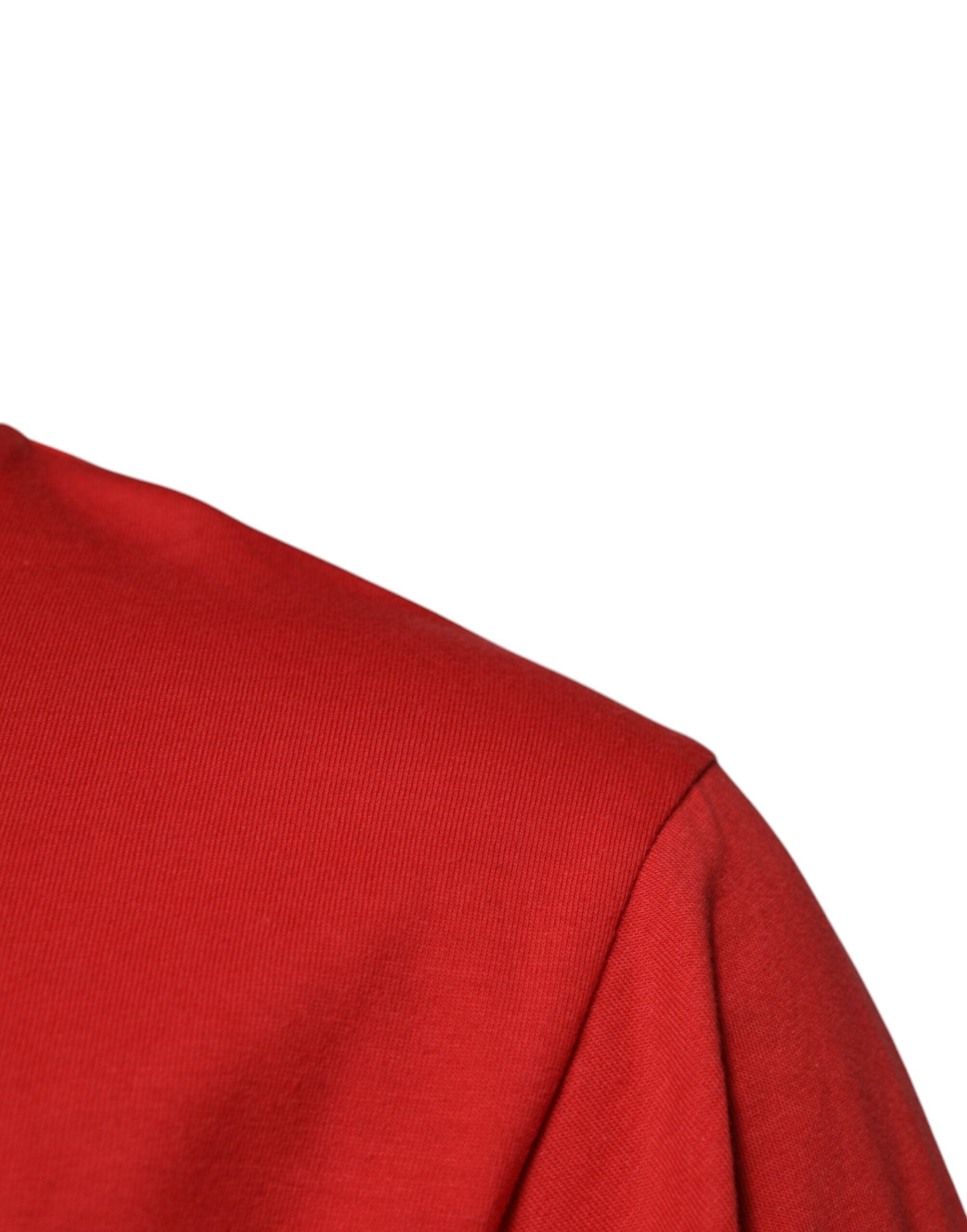 T-shirt en coton rouge Dolce & Gabbana avec logo DG brodé au col, style décontracté et moderne.