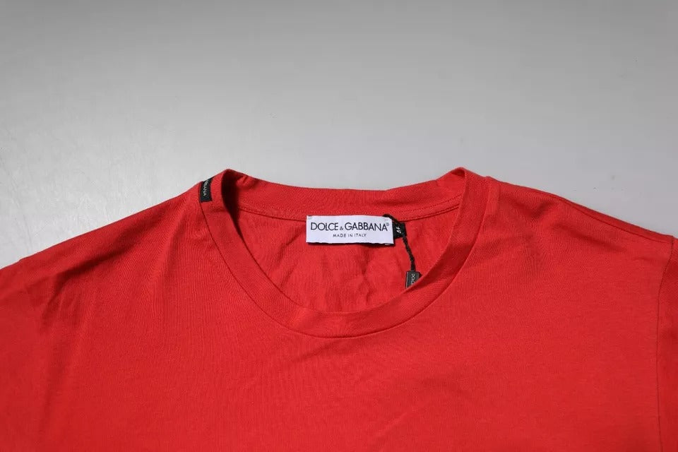 T-shirt en coton rouge Dolce & Gabbana avec logo DG brodé sur le patch, col rond, style casual et tendance.