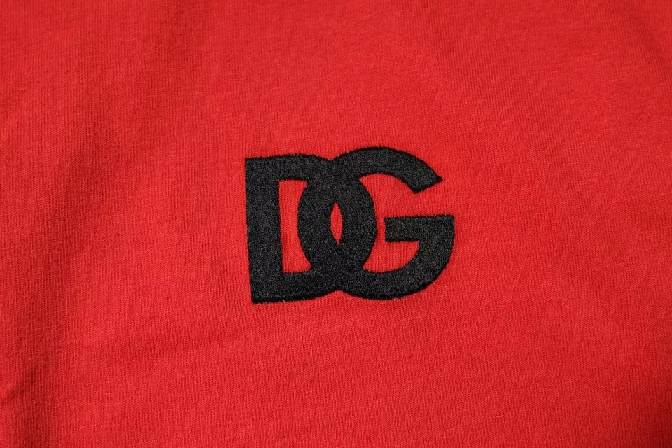 T-shirt à col rond en coton rouge Dolce & Gabbana avec patch logo DG visible sur le devant.