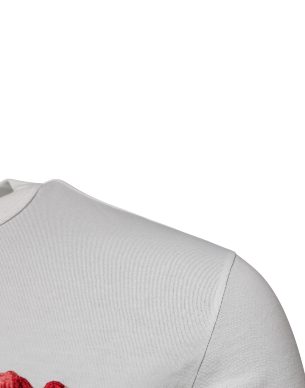 T-shirt blanc en coton avec logo floral Dolce & Gabbana, col rond, motif floral élégant, porté par un mannequin.